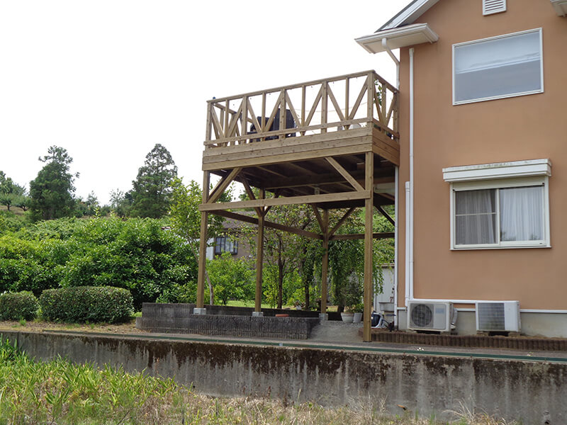 神奈川県南足柄市のバルコニーウッドデッキ施工例1