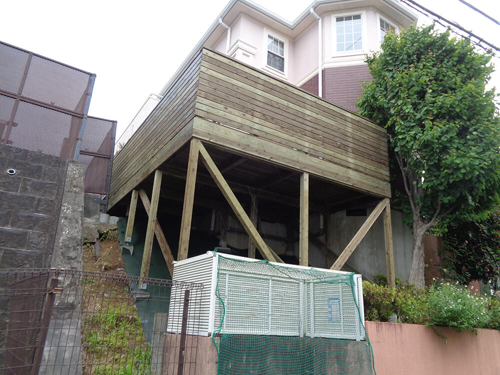 横浜市青葉区の傾斜地ウッドデッキ施工例1