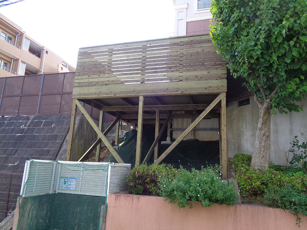 横浜市青葉区の傾斜地ウッドデッキ施工例2