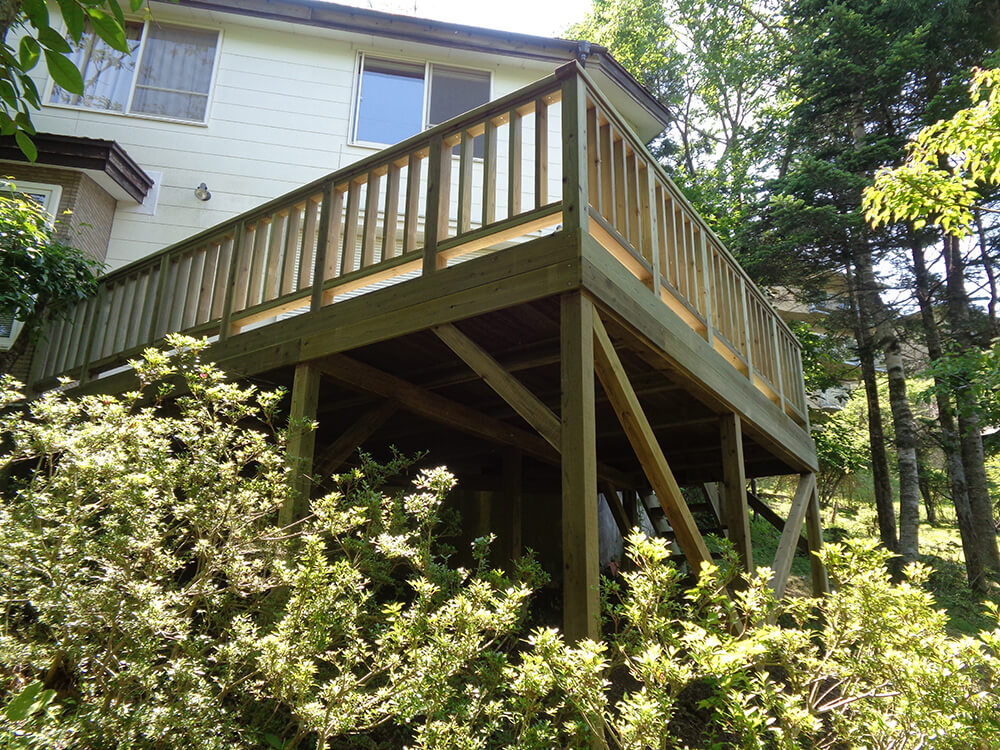 静岡県熱海市の傾斜地ウッドデッキ施工例1