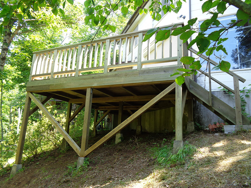 静岡県熱海市の傾斜地ウッドデッキ施工例2