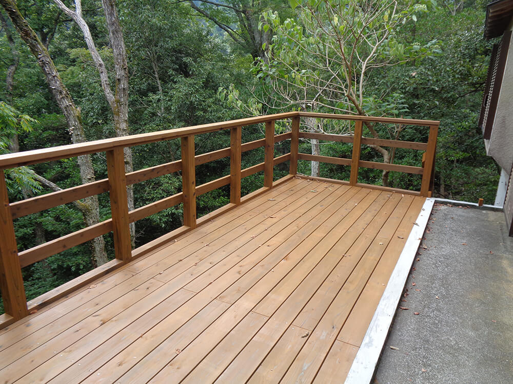 静岡県伊東市の傾斜地ウッドデッキ施工例1
