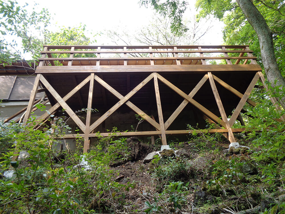 静岡県伊東市の傾斜地ウッドデッキ施工例2