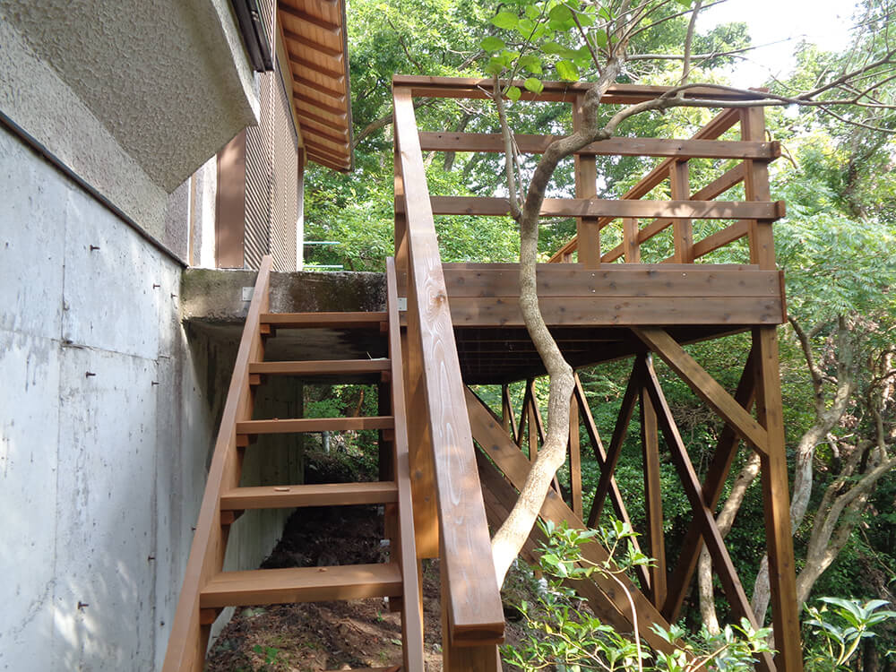 静岡県伊東市の傾斜地ウッドデッキ施工例3