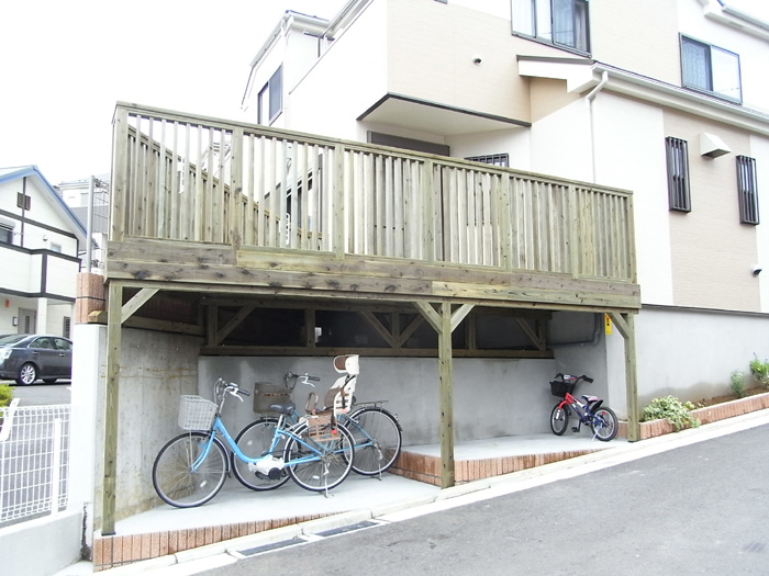 神奈川県横浜市磯子区の傾斜地・ハイデッキウッドデッキ施工例1