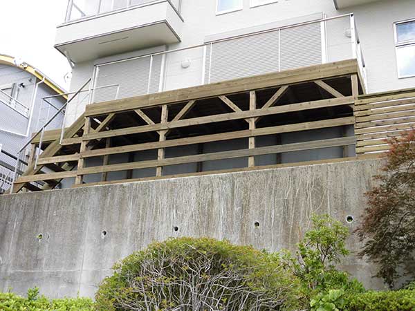 神奈川県湯河原町の傾斜地・ハイデッキウッドデッキ施工例2