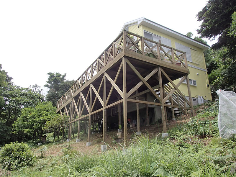 静岡県の傾斜地・ハイデッキウッドデッキ施工例2