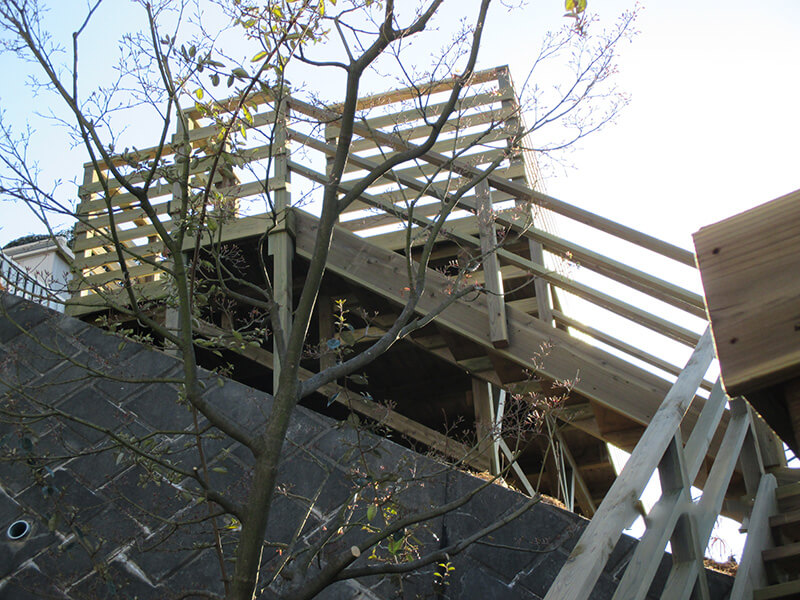 千葉市中央区の傾斜地・ハイデッキウッドデッキ施工例2
