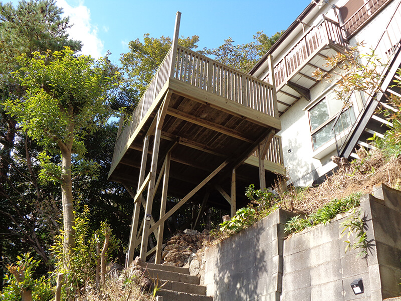 静岡県熱海市の傾斜地・ハイデッキウッドデッキ施工例3