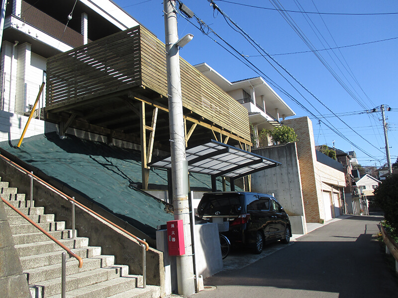 千葉県船橋市の斜面・傾斜地・ハイデッキウッドデッキ施工例1