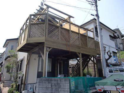 神奈川県秦野市の車庫上ウッドデッキ